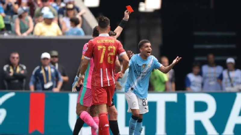 Bek Machester City Rico mendapatkan kartu merah saat menang 2-0 melawan Wydad pada Piala Dunia Antarklub 2025.