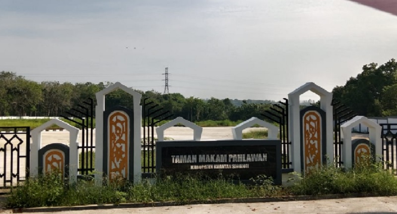 Kondisi Taman Makam Pahlawan Kuansing yang mulai dipenuhi semak rerumputan, Kamis (19/6/2025).