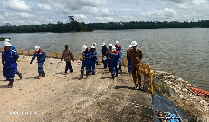 Head of Relations Zona Rokan North PT PHT Hardiyanto, Direktur Perumda Tirta Terubuk Bengkalis Abel Iqbal meninjau kondisi waduk air baku milik PHR di Kecamatan Mandau.