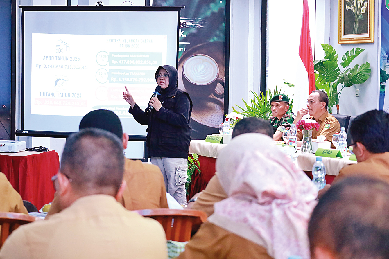 Bupati Siak Afni Z memberikan penjelasan dalam musrenbang tingkat Kecamatan Kandis 2025 di Bianglala Waterpark, Kelurahan Telaga Sam-Sam, Kecamatan Kandis, Selasa (17/6/2025).