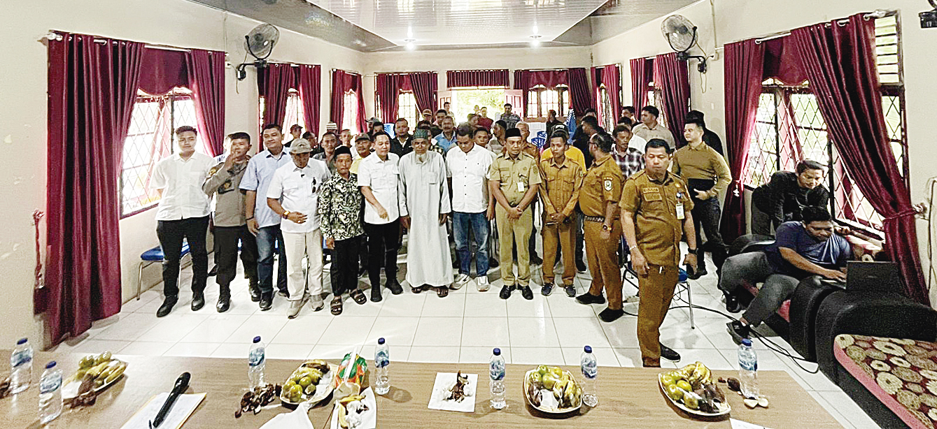 Ketua DPRD Siak Indra Gunawan (tiga kiri depan) foto bersama usai pertemuan dengan para tokoh dan masyarakat Tumang, Kecamatan Siak, Selasa (17/6/2025).