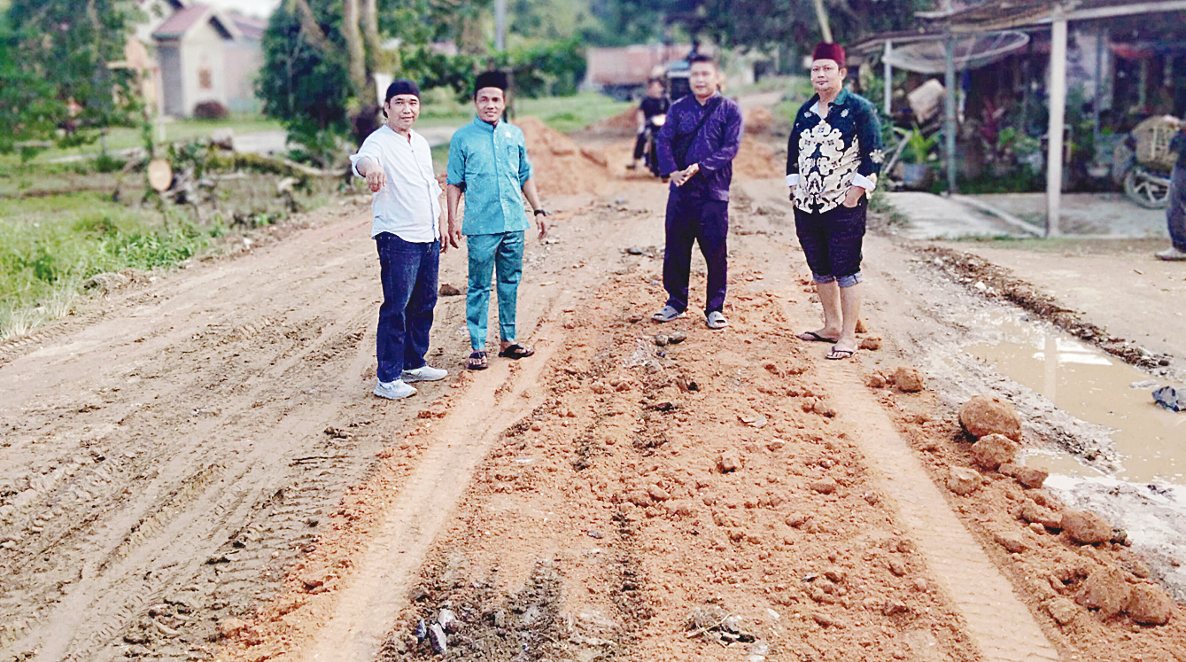 Ketua Fraksi Demokrat DPRD Inhu Yasman (dua kiri) bersama pihak Kecamatan Batang Gansal meninjau perbaikan jalan di daerah itu, Kamis (19/6/2025).