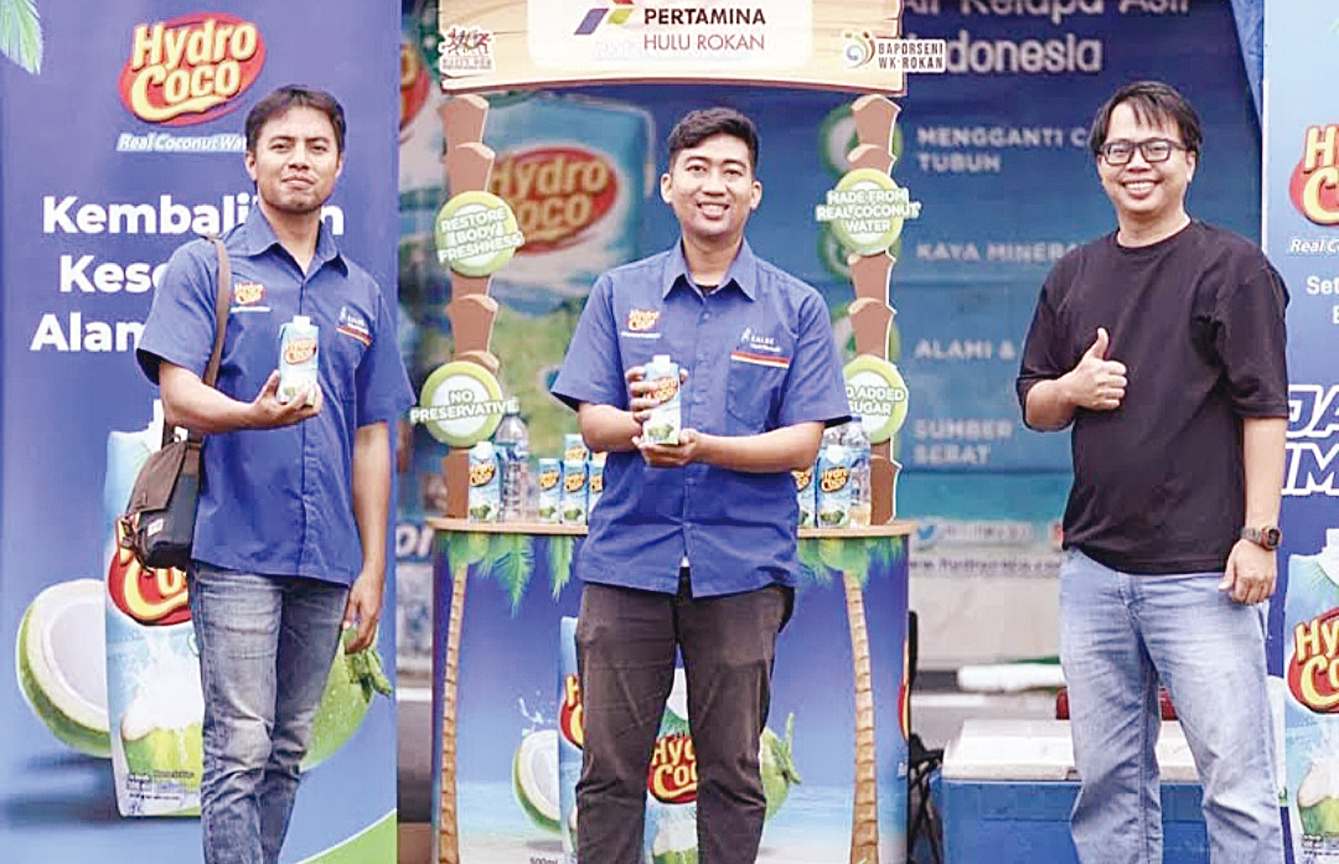 Karyawan Hydro Coco saat memperlihatkan produknya, beberapa waktu lalu.