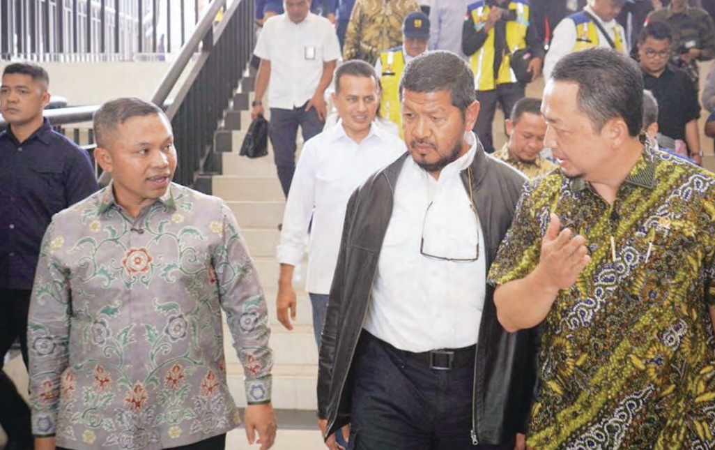 Gubernur riau Abdul Wahid (kiri) berdialog dengan anggota DPr ri Dapil riau Syahrul Aidi Maazat yang didampingi Wakil ketua komisi V DPr ri roberth rouw saat kunjungan kerja di Stadion utama riau,