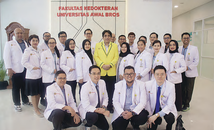 Calon Dekan Fakultas Kedokteran Universitas awal bros dr Zulharman mmed ed spKKlP subspCo (jas kuning) foto bersama jajaran dokter di Rs awal bros Group, Kamis (12/6/2025).