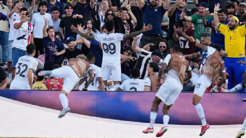 Pemain Botafogo melakukan selebrasi setelah mencetak gol kemenanagan melawan juara Liga Champions PSG di Piala Dunia Antarklub 2025.