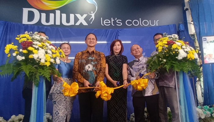 Country Commercial Head PT ICI Paints Indonesia Yudhy Aryanto (3 dari kiri) dan Owner Toko Panca Warna Maria dan Benny Kusno potong pita peresmian Dulux Experience Store Toko Pancaran Warna Pekanbaru