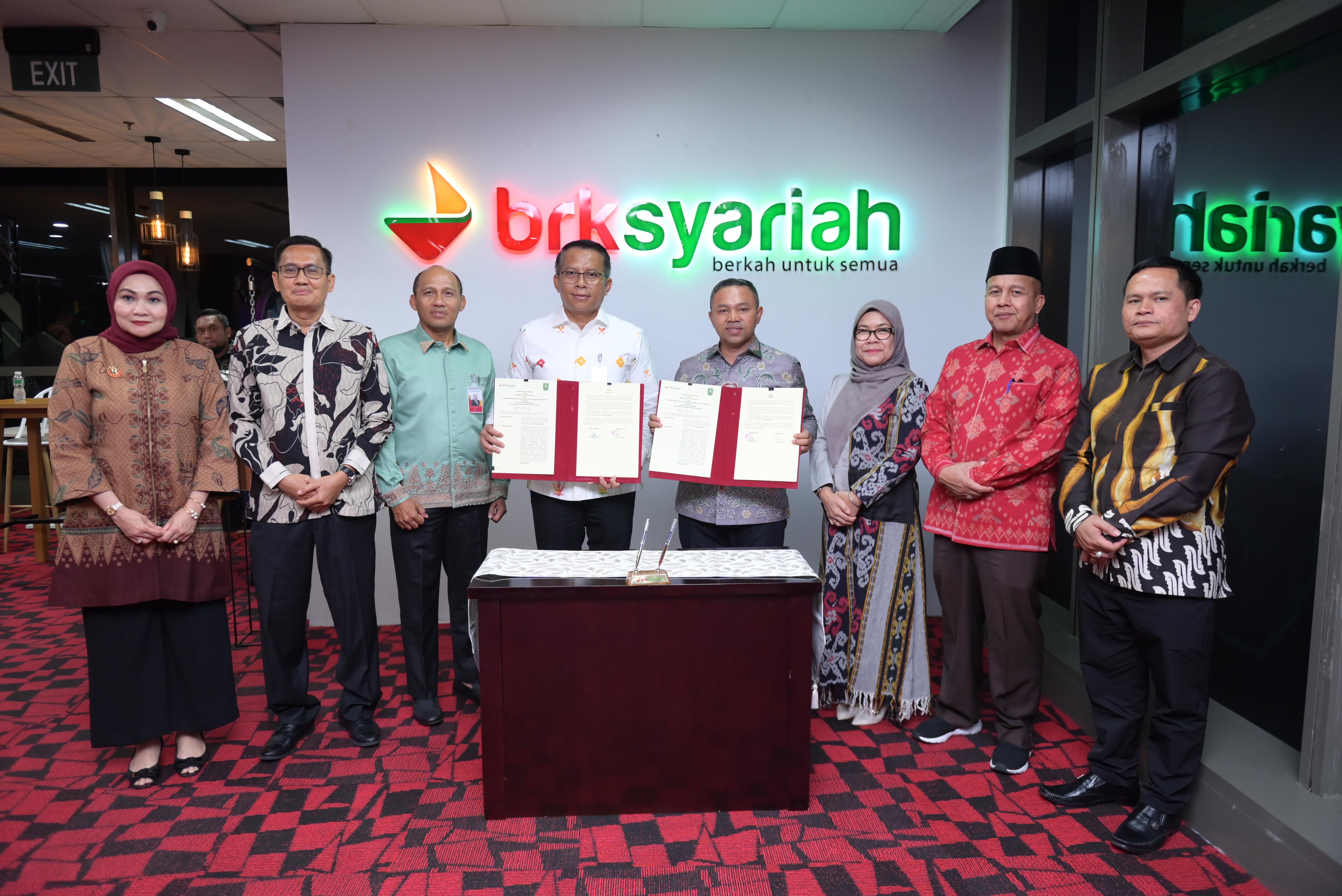 Gubernur Riau Abdul Wahid, Plt Dirut BRK Syariah Helwin Yunus, Direktur Kepatuhan dan Manajemen Risiko Fajar Restu Febriansyah serta berbagai pihak terkait.