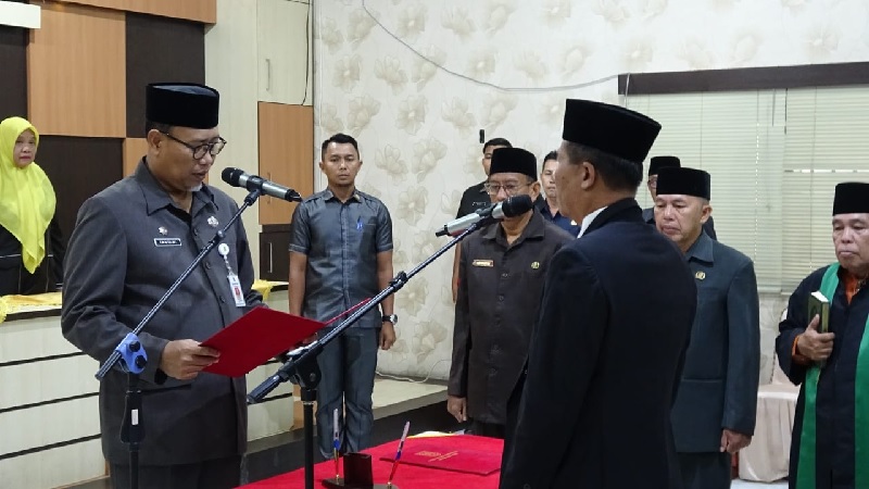 Sekda Inhil Tantawi Jauhari ketika melantik dan mengambil sumpah jabatan 6 pejebat administratif dan pengawas di Aula Kantor Bappeda, Tembilahan, Jumat (20/6/2025)