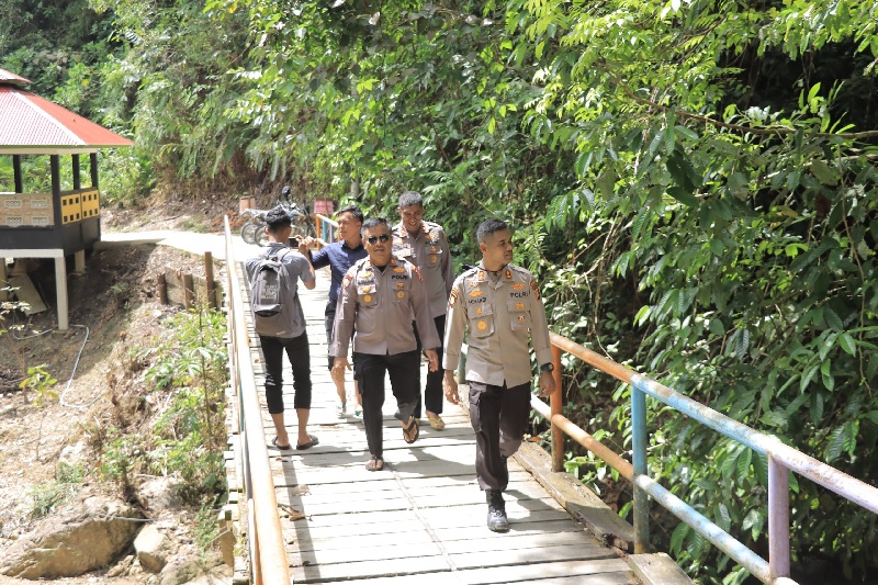 Kapolres Kampar, AKBP Mihardi Mirwan, beserta Pejabat Utama (PJU) Polres Kampar melaksanakan patroli jelajah Sungai Subayang di Kecamatan Kampar Kiri Hulu, Kamis (19/6/2025).