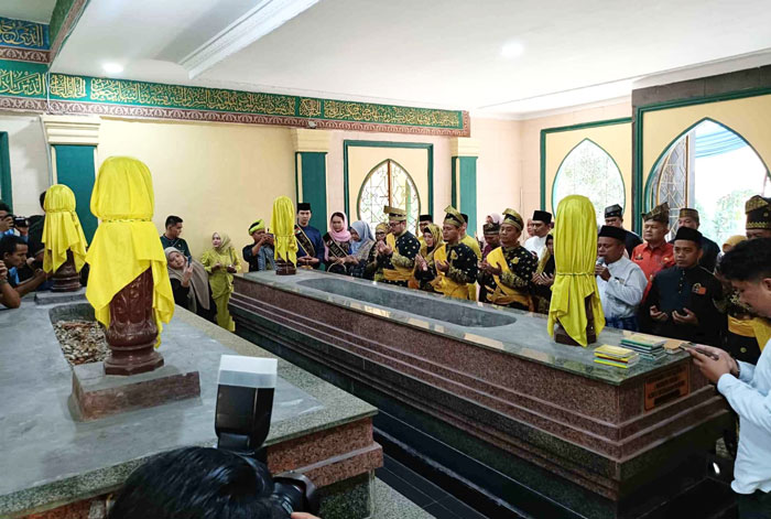 Wako Agung Nugroho dan wawako Pekanbaru Markarius Anwar saat ziara ke makam Marhum Pekan, Jumat (20/6/2025).