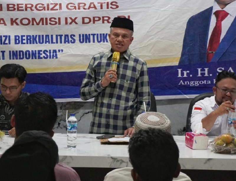 Anggota Komisi IX DPR RI Sahidin memberi penjelasan saat kegiatan sosialisasi Program Makan Bergizi (MBG) di Aula Kantor Desa Tanjung Rambutan, Kabupaten Kampar, Rabu (18/6/2025).