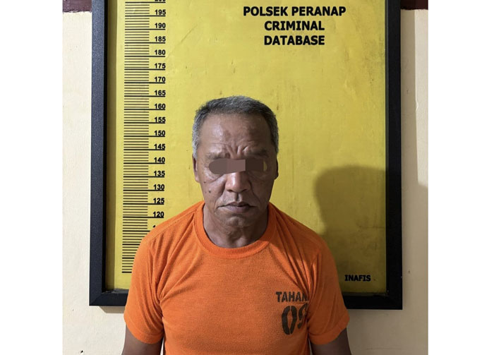 Oknum guru berinisial OSM saat diamankan Polsek Peranap, Kamis (19/6/2025).