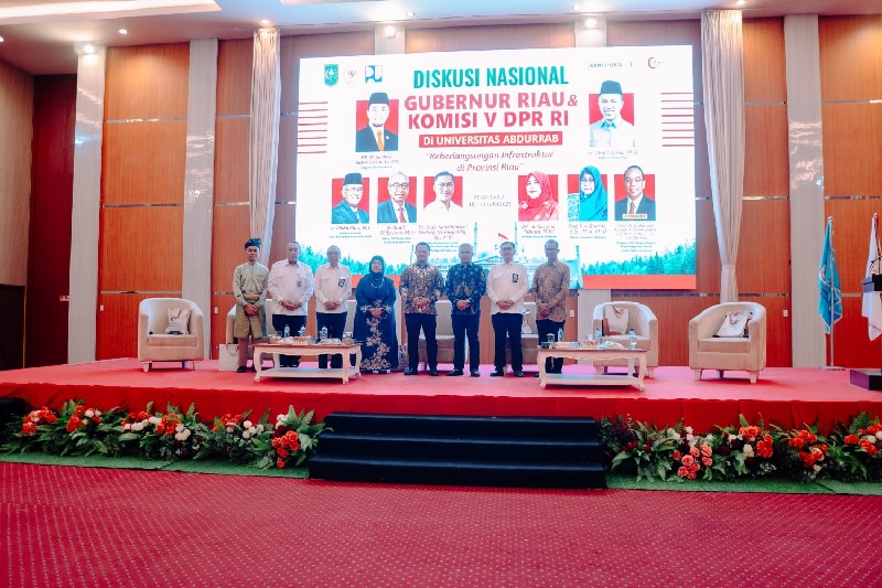 Prof Susi Endrini foto bersama Anggota Komisi V DPR Syahrul Aidi Maazat, Kadis PUPR Riau, Muhammad Arief Setiawan, Direktur Kompetensi dan Produktivitas Konstruksi Kementerian PU Dedy Nazaroeddin.