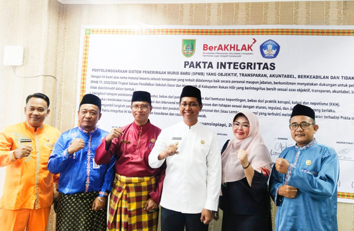 Wabup Rohil Jhony Charles BBA MBA, bersama Kepala BPMP Riau Dr Nilam Suri, PLT Kadisdik Rohil Hasian Harahap MPd foto bersama usai penandatanganan pakta integritas SPMB di Bagansiapiapi.