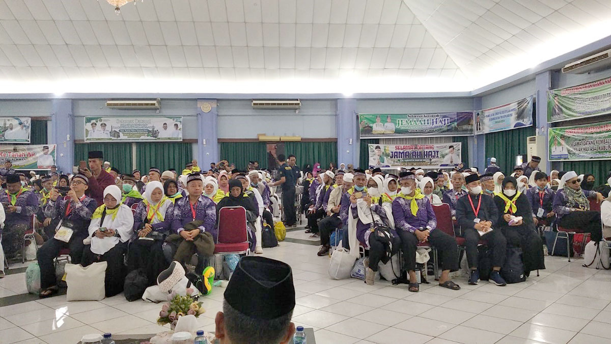 Jemaah haji Riau Kloter 8 BTH saat berada di ruang tunggu Asrama Haji Debarkasi Batam, Kepulauan Riau, Jumat (20/6/2025).