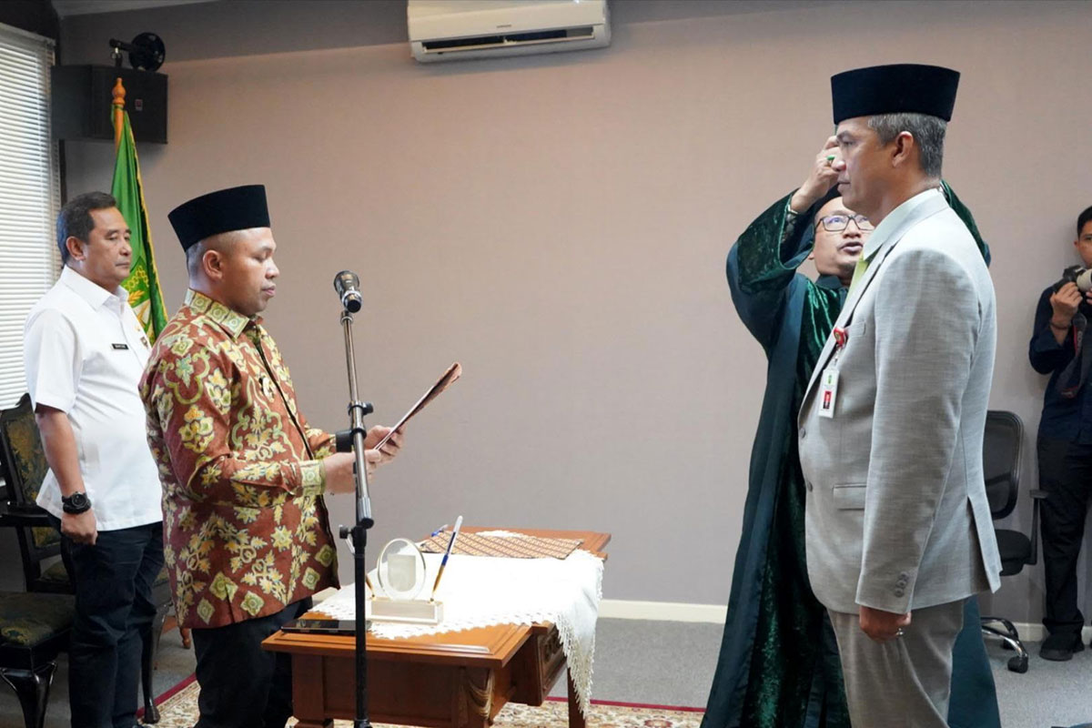 Gubernur Riau Abdul Wahid (kiri) melantik M Job Kurniawan sebagai Penjabat Sekretaris Daerah Provinsi Riau di Kantor Badan Penghubung Riau, Jalan Otista, Jakarta Timur, Jumat (20/6/2025).