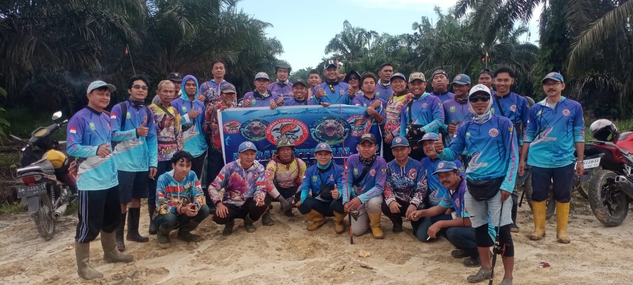 Perawang Fishing Community foto bersama saat mengikuti lomba mancing di Riau, beberapa waktu lalu.