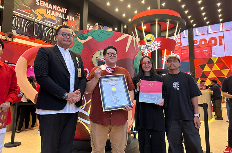 Kopi Kapal Api pecahkan rekor muri melukis Mug terbesar.