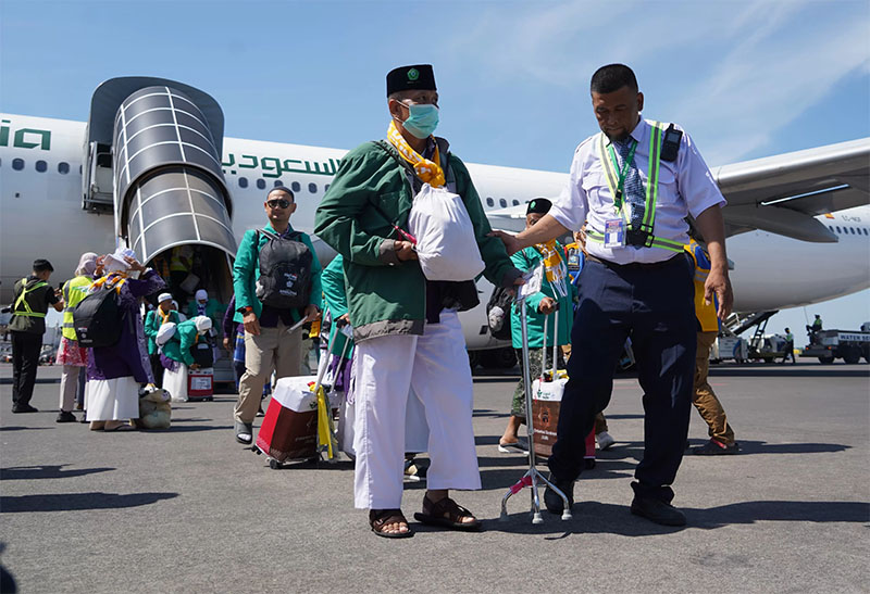 Ilustrasi jamaah haji Indonesia yang turun dari pesawat Saudia Airlines.