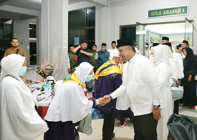 Bupati Rohul Anton ST MM didampingi Ketua TP PKK dr Yeni Dwi Putri Anton menyambut kepulangan 344 JH Kloter 9 di Asrama Haji Batam, Sabtu (21/6/2025) dini hari.