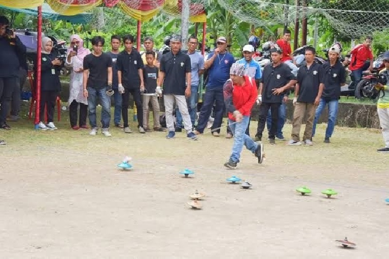 Permainan tradisional gasing kreasi di Bengkalis yang sampai saat ini masih diperlombakan.