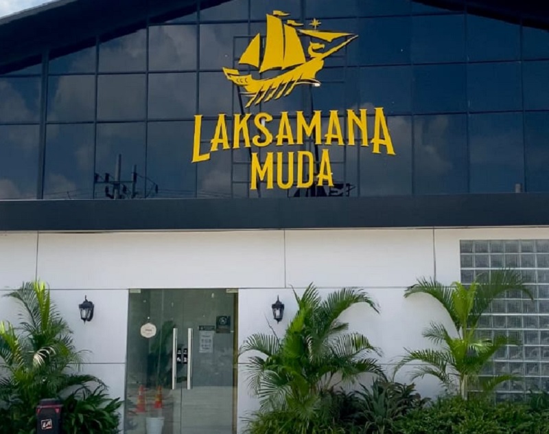 Cafe Laksamana Muda Jalan Soekarno Hatta nomor 39, Pekanbaru, akan menjadi iven boxing terbesar di Riau dengan menghadirkan konsep sportaiment, olahraga berkelas dikemas dalam nuansa hiburan modern.