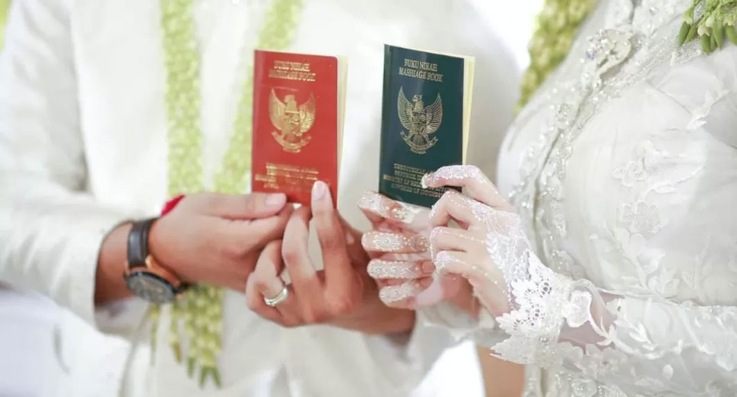 Ilustrasi pasangan pengantin memperlihatkan buku nikah