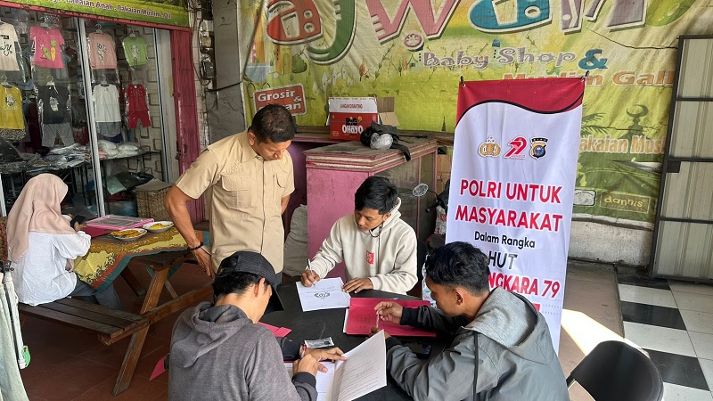 Satuan Intelkam Polres Kampar memberikan pelayanan SKCK keliling gratis dalam rangka menyambut HUT ke-79 Bhayangkara 2025 di Pasar Air Tiris, Kelurahan Air Tiris, Kecamatan Kampar, Kabupaten Kampar.