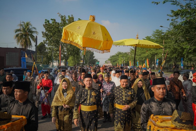 Wako Pekanbaru Agung Nugroho didampingi sang istri Sulastri dan Wawako Pekanbaru Markarius Anwar didampingi sang istri Sari Rahmawati diantar iring-iringan 10 ribuan masyarakat berjalan kaki.
