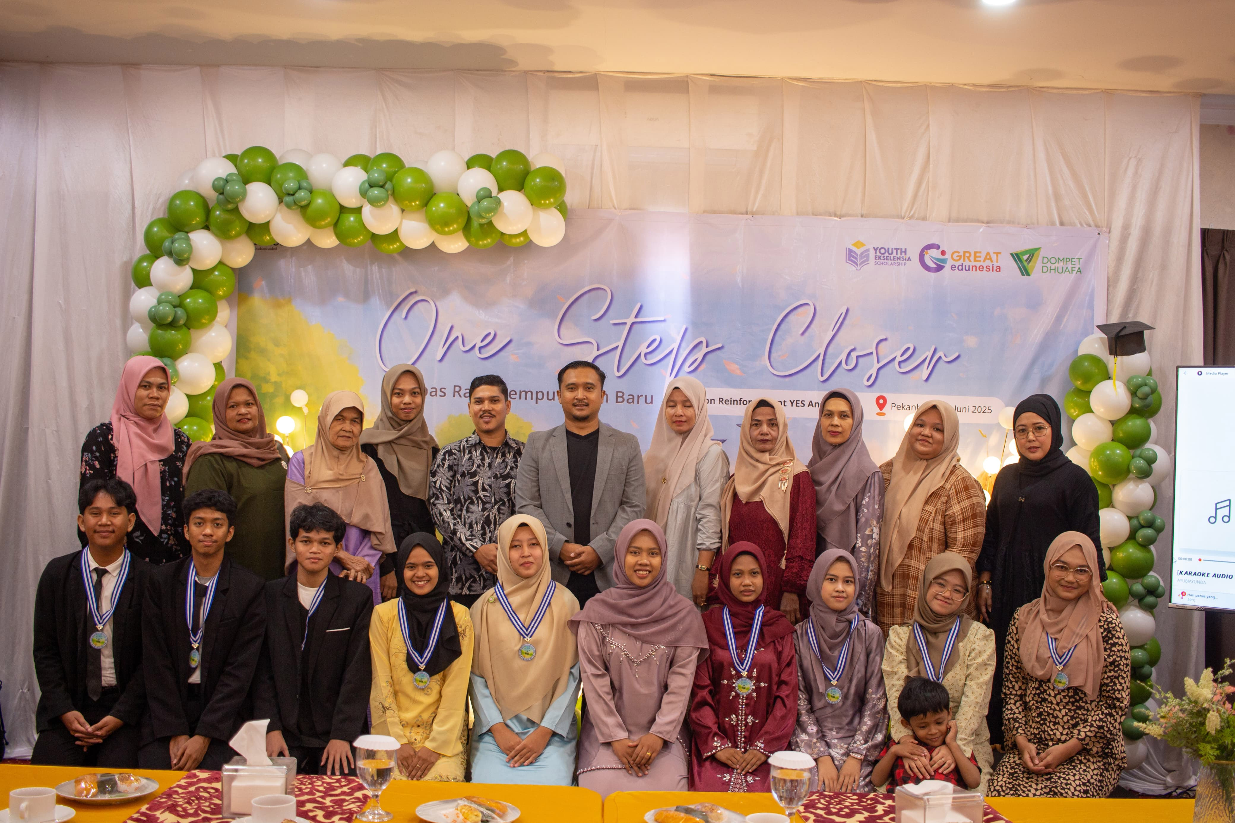 Foto bersama penerima manfaat beasiswa YES beserta orang tua, mentor dan pimpinan cabang Dompet Dhuafa Riau, Sabtu (21/6/2025).