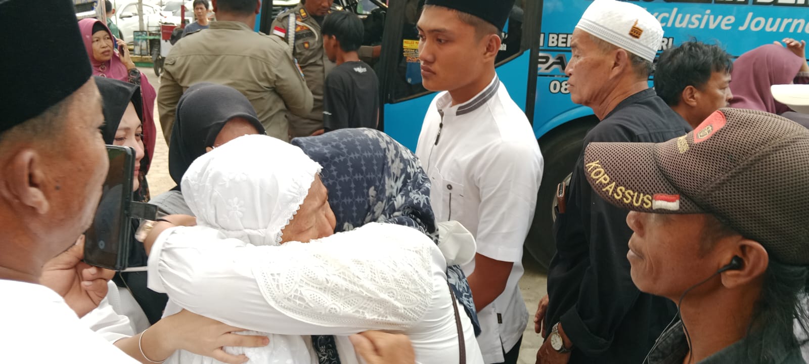 Jemaah haji Kuansing sampai di halaman Masjid Agung Ar Raudha Kuansing di Telukkuantan, Ahad (22/6/2025) petang .