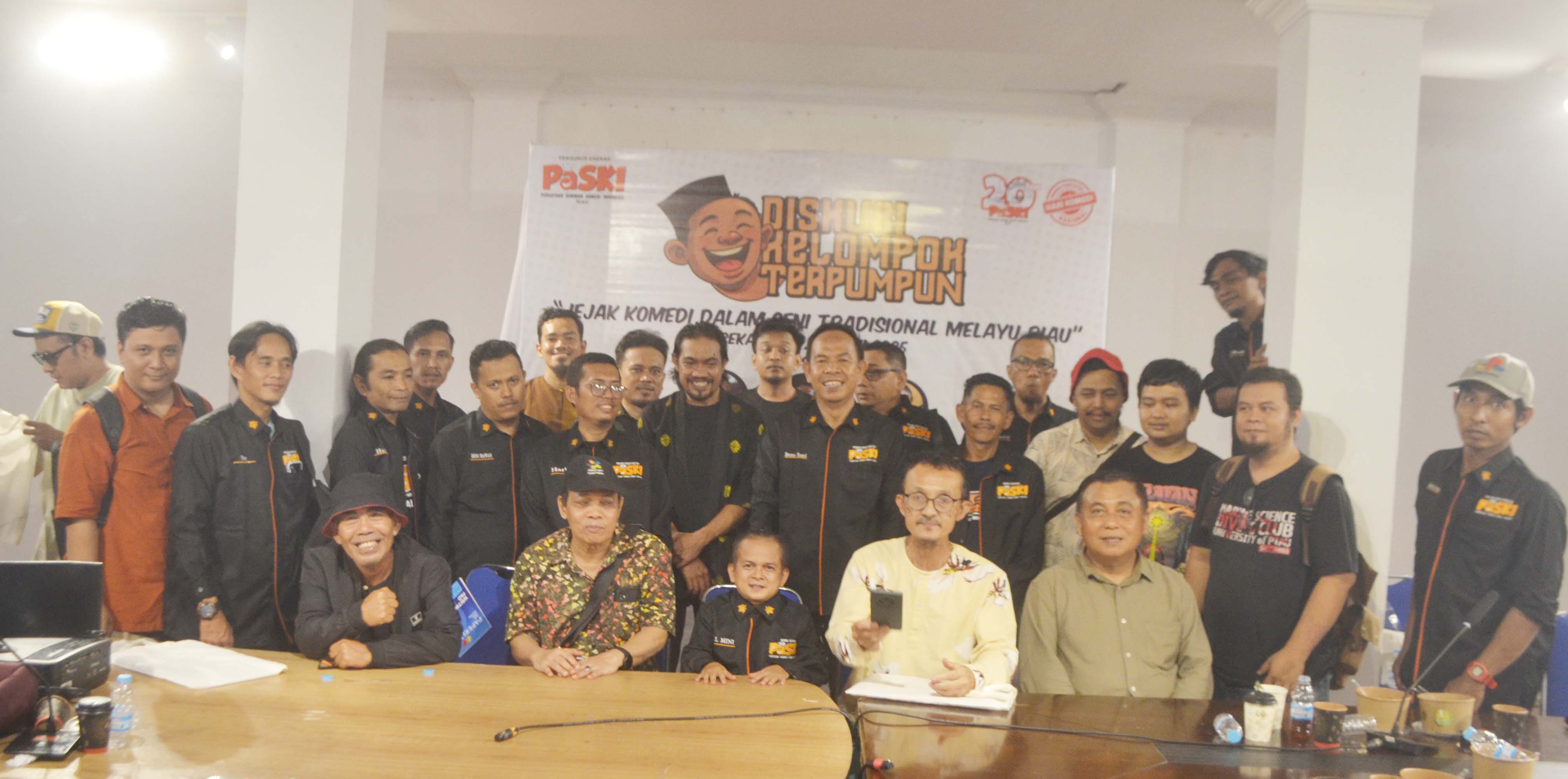 Para pengurus Persatuan Seniman Komedi Indonesia (PaSKI) Riau dan peserta foto bersama