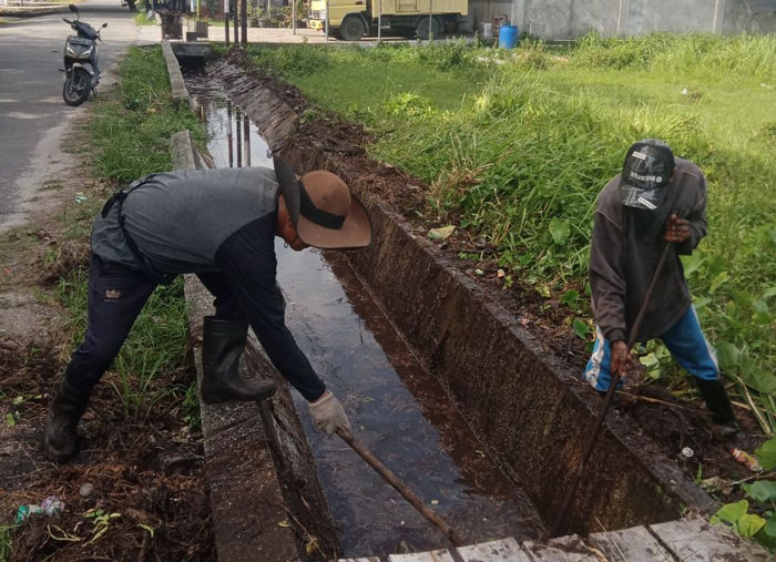 Warga Dusun Antar Sari Desa Wonosari Timur membersihkan parit dalam rangka menyambut pelaksanaan MTQ tingkat provinsi Riau di Bengkalis, Ahad (22/6/2025).