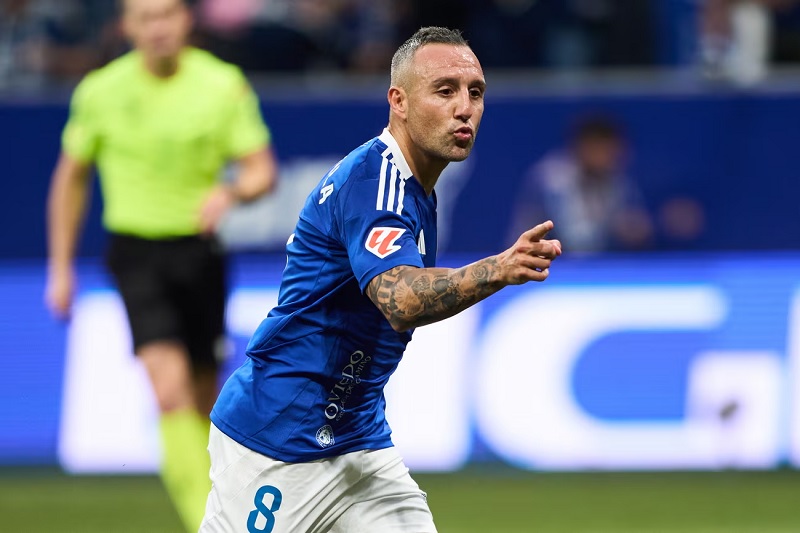 Santi Cazorla membantu Real Oviedo promosi setelah absen 24 tahun di LaLiga setelah mengalahkan Mirandes dalam play-off promosi .