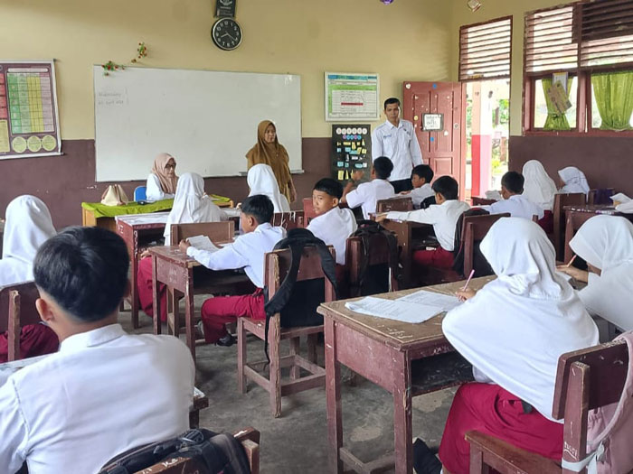 Kepala Korwil Disdikbud Kecamatan Rengat Barat, Sanfriadi SPd (kanan) saat mengunjungi dan memberikan motivasi kepada murid di satu sekolah, belum lama ini.