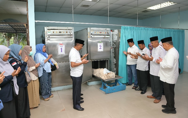 Wabup Rohul H Syafaruddin Poti didampingi Kemenag Rohul H Zulkifli Syarif bersama rombongan mendoakan almarhumah Hj Rosmaini Binti Bakar Langkat di kamar jenazah RS Otorita Batam.
