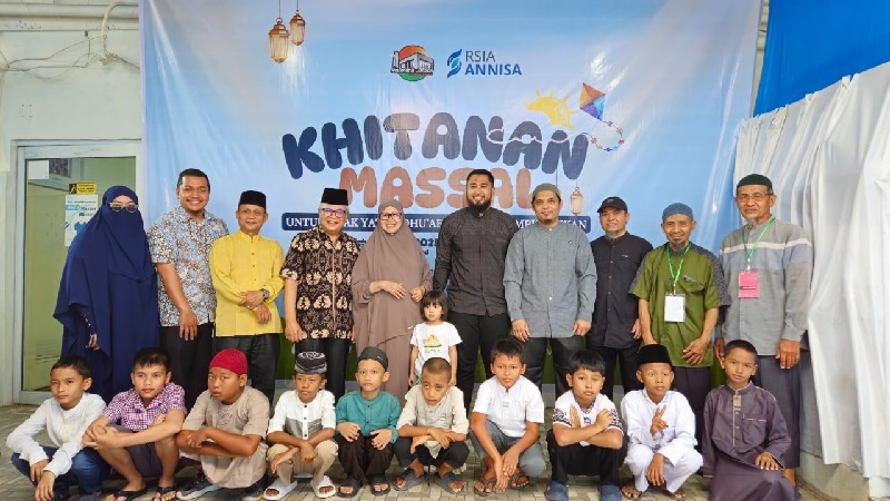 Mudir RJIC, Ustaz Ruslan Zuardi, Komisaris PT KBB, Kartini SKM, Direktur Utama PT KBB, Milyono Syarif MKes, Direktur RSIA Annisa, dr Wilmi MARS CBA, dan Ketua Divisi Sosial RJIC, Daryanto foto bersama