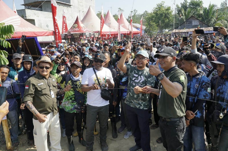 Direktur Utama Riau Pos, Ahmad Dardiri bersama Youtuber Anton Jungle Fishing melepas para peserta Fun Fishing Tournament bersama Riau Pos dalam rangka Anniversary ASRI ke-1, di Kuala Gasib, Siak.