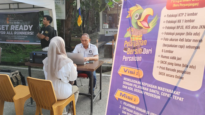 Personel Polres Inhil sedang melayani masyarakat dalam pembuatan SKCK di acara CFD di Jalan Swarna Bumi, Tembilahan, Ahad (22/6/2025).