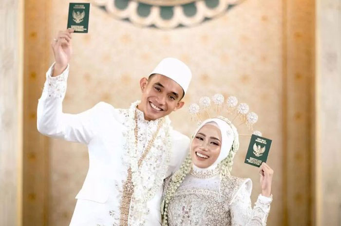Rizky Ridho pamerkan buku nikah usai resmi menikahi kekasihnya, Sendy Aulia di Surabaya, Minggu (22/6/2025).