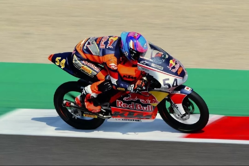 Veda Ega Pratama mencatatkan prestasi luar biasa dengan juara back to back di Sirkuit Mugello dalam Red Bull Rookies Cup 2025.
