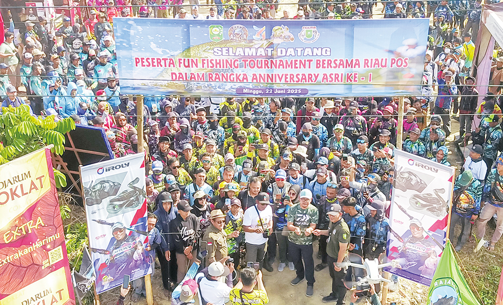 Direktur Utama Riau Pos Ahmad Dardiri bersama YouTuber Anton Jungle Fishing saat melepas peserta Fun Fishing Tournament di Kuala Gasib, Kabupaten Siak, Ahad (22/6/2025). Foto kiri, Direktur Riau Pos Asmawi Ibrahim menyerahkan hadiah utama sepeda motor kep