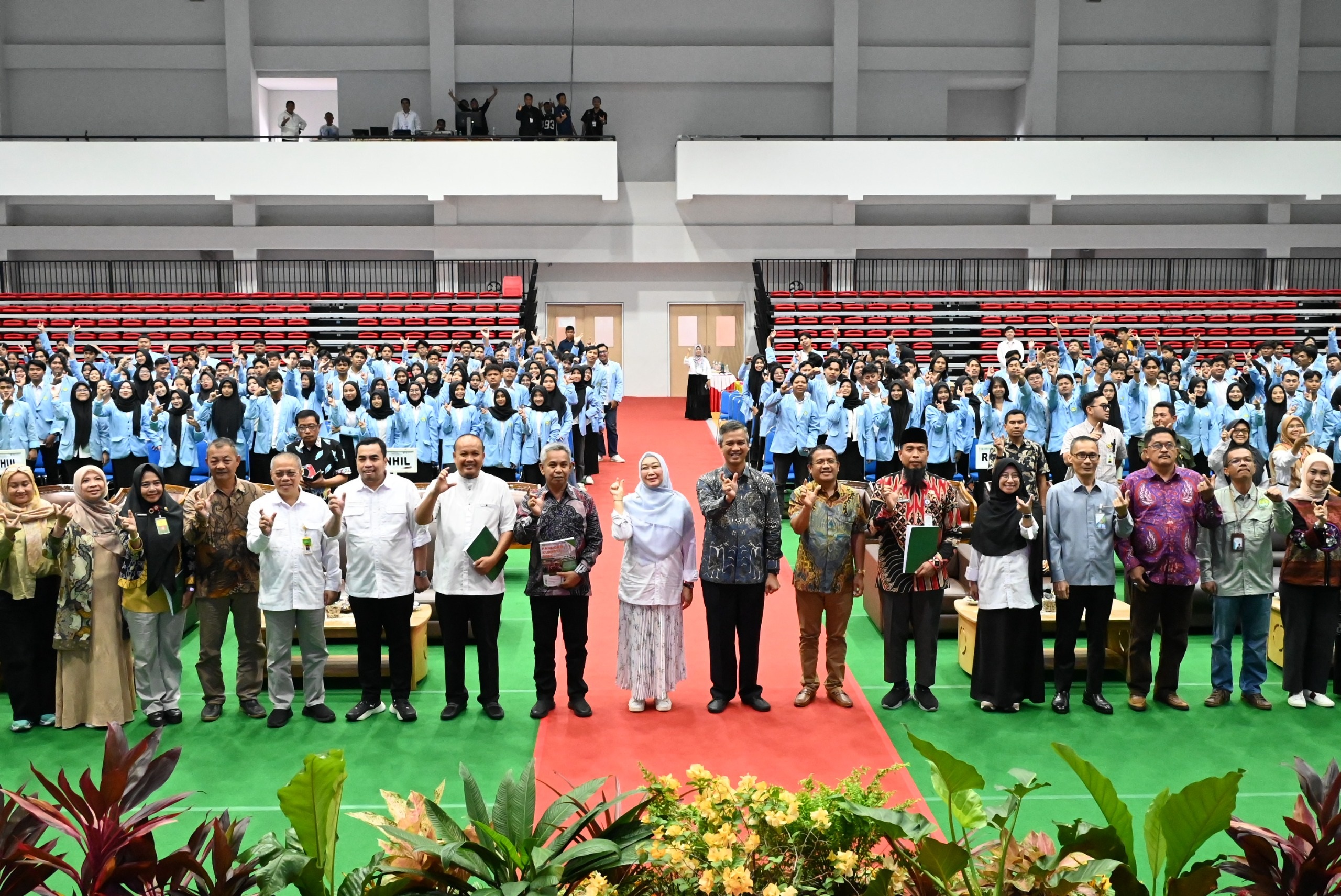Civitas akademika Unri, Pj Sekdaprov Riau M Job Kurniawan AP MSi foto bersama usai pelepasan mahasiswa Kukerta Unri 2025 di Gedung Student Center Kampus Bina Widya, Panam, Sabtu (21/6/20)