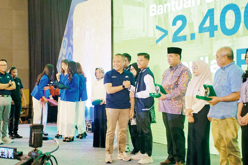 Direktur Utama PTPN IV PalmCo Jatmiko Santosa menyerahkan bantuan kepada siswa saat kerja sama dengan lembaga kursus pendidikan, beberapa waktu lalu.