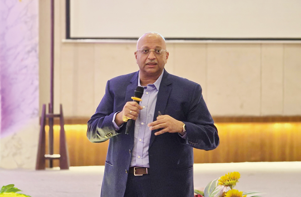 Prof Dr Suhail Suresh saat menjadi pembicara dalam bincang sehat  tentang penggantian lutut robotik di Hotel Royal Asnof Pekanbaru, Sabtu (21/6/2025).