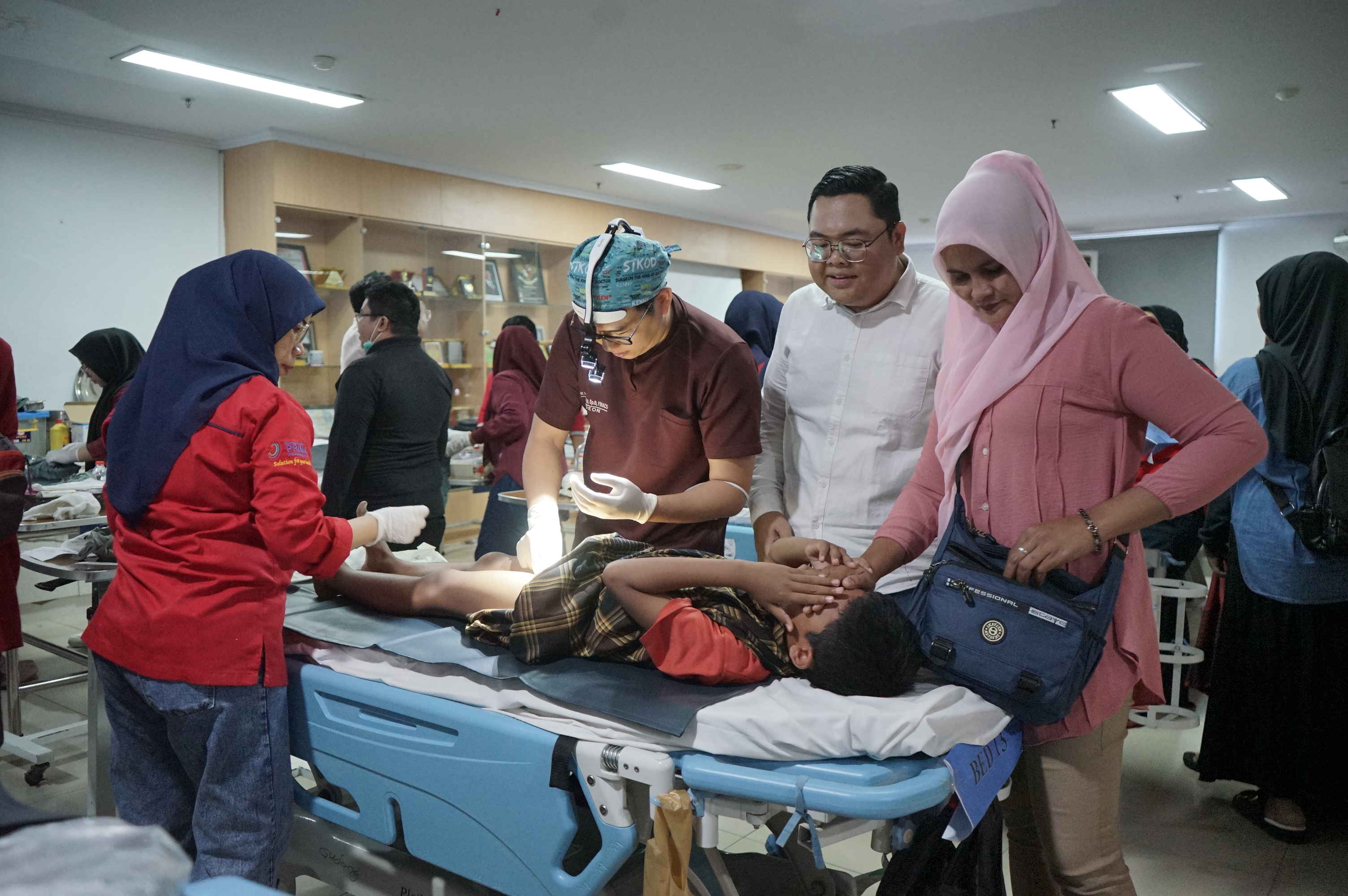 Direktur RS Prima Pekanbaru dr Aldona Cristian Anggara Surbakti (dua kanan) meninjau pelaksanaan khitan massal di lantai 5A Rumah Sakit Prima Pekanbaru, Ahad (22/6/2025).