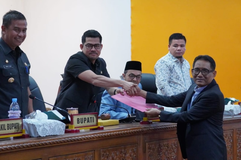 Juru Bicara Banggar Anasril menyerahkan laporan Banggar kepada  Wakil Ketua I Iib Nursaleh didampingi Wakil Ketua Zulpan Azmi, Sunardi bersama Bupati Kampar Ahmad Yuzar.