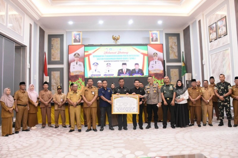 Bupati Kampar Ahmad Yuzar, melakukan penandatanganan pakta integritas dalam rangka pelaksanaan Seleksi Penerimaan Murid Baru (SPMB) jenjang SD dan SMP  2025.