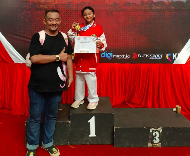 Rahynha Azzalea meraih medali emas kategori putri di ajang Jambi Open Karate Championship 2025 yang diselenggarakan di Kota Jambi, Ahad (22/6/2025).